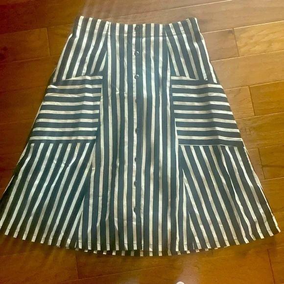 Black and white striped skirt - Picture 1 of 1